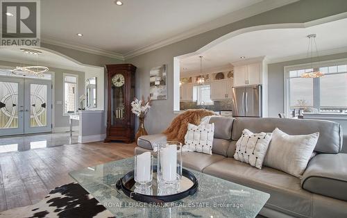 5387 Sutter Creek Drive, Hamilton Township, ON - Indoor Photo Showing Living Room