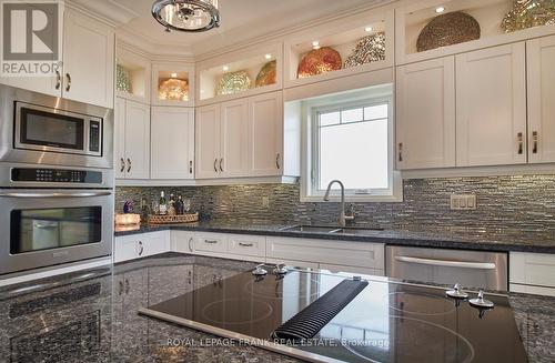 5387 Sutter Creek Drive, Hamilton Township, ON - Indoor Photo Showing Kitchen With Double Sink With Upgraded Kitchen