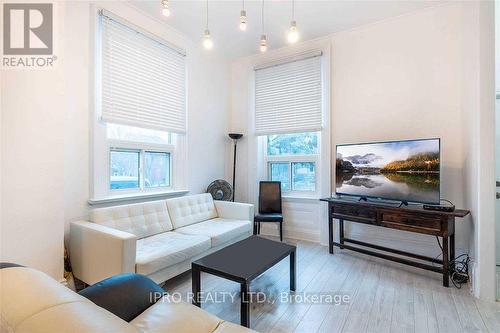 59 Mary Street, Barrie, ON - Indoor Photo Showing Living Room