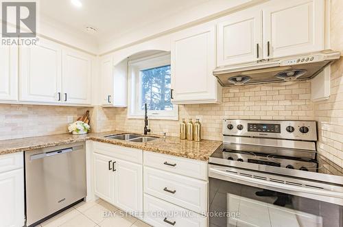 516 Steddick Court, Mississauga, ON - Indoor Photo Showing Kitchen With Double Sink With Upgraded Kitchen