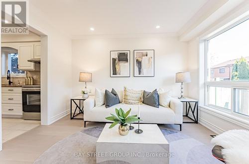 516 Steddick Court, Mississauga, ON - Indoor Photo Showing Living Room