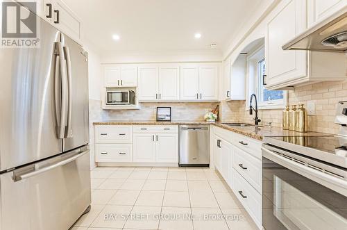 516 Steddick Court, Mississauga, ON - Indoor Photo Showing Kitchen With Upgraded Kitchen