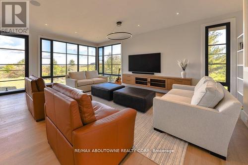 6583 Twiss Road, Burlington, ON - Indoor Photo Showing Living Room