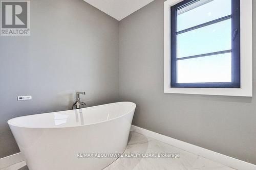 6583 Twiss Road, Burlington, ON - Indoor Photo Showing Bathroom