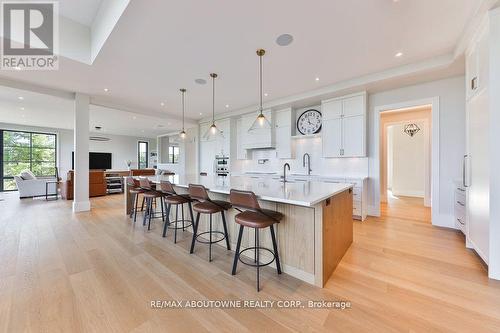 6583 Twiss Road, Burlington, ON - Indoor Photo Showing Kitchen With Upgraded Kitchen