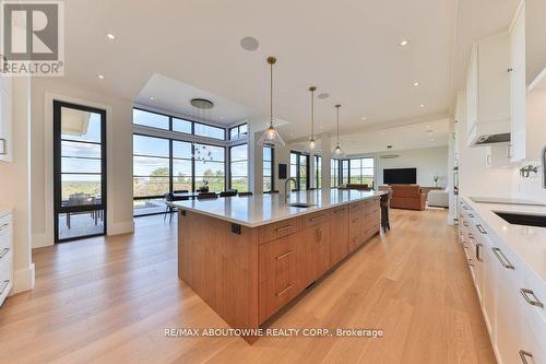 6583 Twiss Road, Burlington, ON - Indoor Photo Showing Kitchen With Upgraded Kitchen