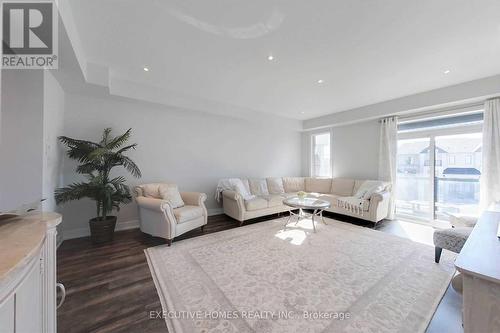 588 Rapids Lane, Mississauga, ON - Indoor Photo Showing Living Room