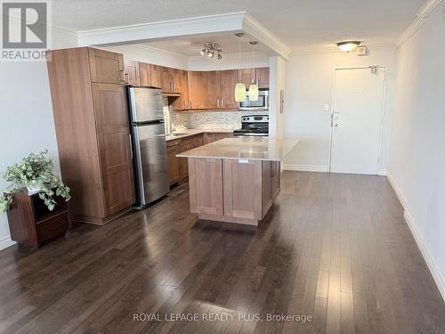 607 - 2263 Marine Drive, Oakville, ON - Indoor Photo Showing Kitchen With Double Sink