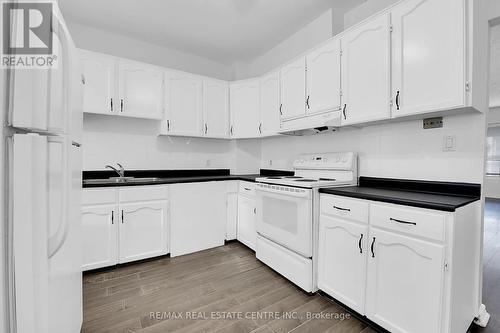 20 Keith Street, Hamilton, ON - Indoor Photo Showing Kitchen