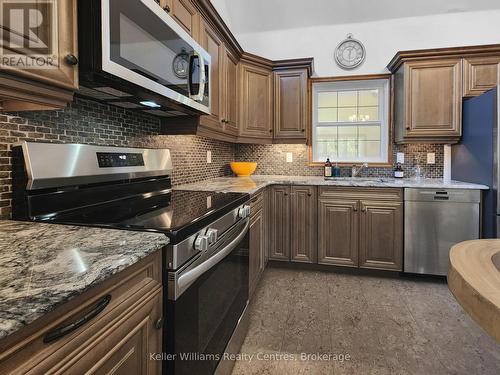 1019 Bruce Road 9, South Bruce Peninsula, ON - Indoor Photo Showing Kitchen With Upgraded Kitchen