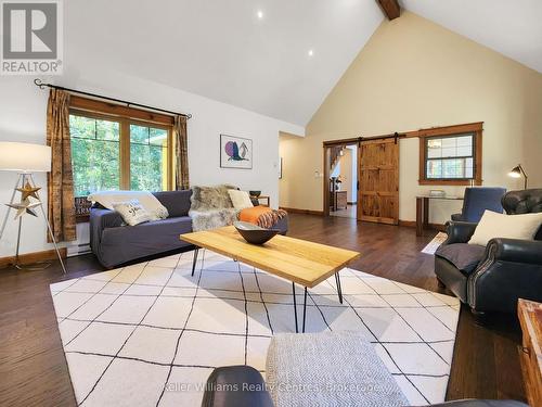 1019 Bruce Road 9, South Bruce Peninsula, ON - Indoor Photo Showing Living Room