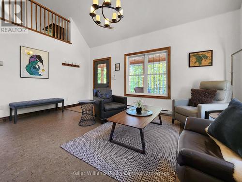 1019 Bruce Road 9, South Bruce Peninsula, ON - Indoor Photo Showing Living Room