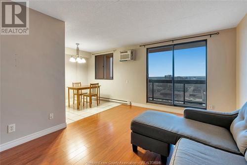 150 Park West Unit# 2309, Windsor, ON - Indoor Photo Showing Living Room