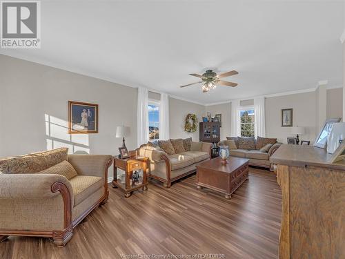 1562 Lee Road, Ruthven, ON - Indoor Photo Showing Living Room