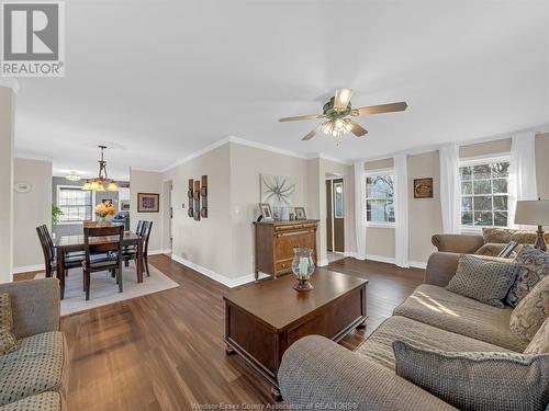 1562 Lee Road, Ruthven, ON - Indoor Photo Showing Living Room