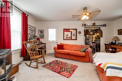 8 Mary Street, North Grenville, ON - Indoor Photo Showing Living Room