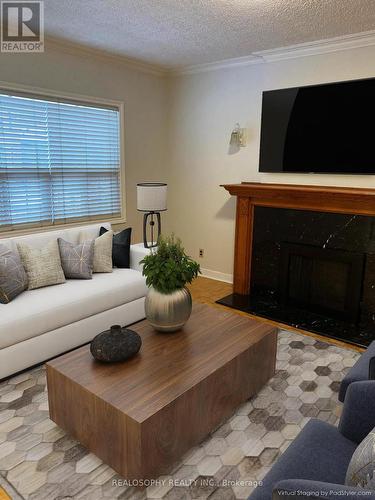 101 Auburn Avenue, Toronto, ON - Indoor Photo Showing Living Room