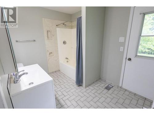 5005 Cole Avenue, Terrace, BC - Indoor Photo Showing Bathroom