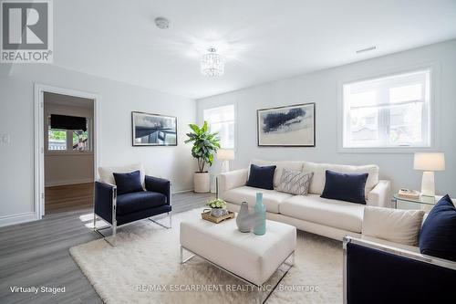 2 - 102 Donnici Drive, Hamilton, ON - Indoor Photo Showing Living Room