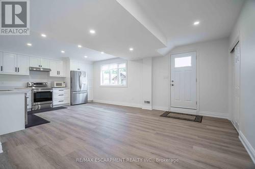 2 - 102 Donnici Drive, Hamilton, ON - Indoor Photo Showing Kitchen