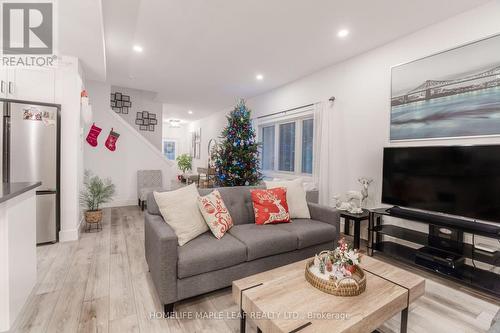 103 Middleton Avenue, London, ON - Indoor Photo Showing Living Room