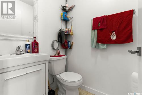 A 1580 Robinson Street, Regina, SK - Indoor Photo Showing Bathroom