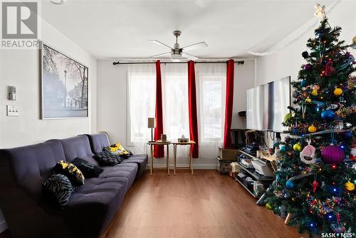 A 1580 Robinson Street, Regina, SK - Indoor Photo Showing Living Room