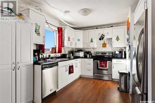 A 1580 Robinson Street, Regina, SK - Indoor Photo Showing Kitchen