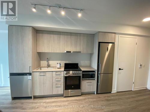 1007 - 195 Commerce Street, Vaughan, ON - Indoor Photo Showing Kitchen