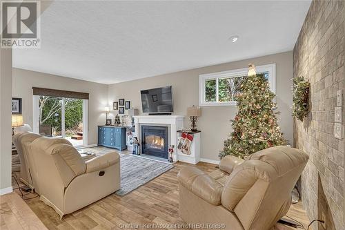 371 Campus Parkway, Chatham, ON - Indoor Photo Showing Living Room With Fireplace