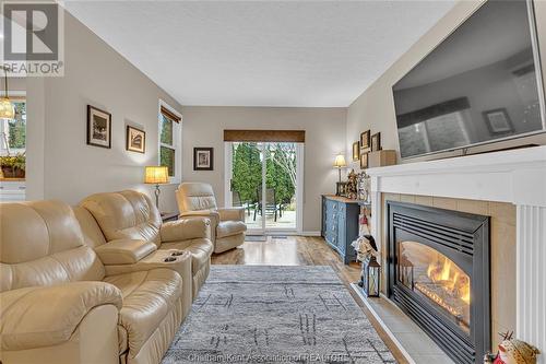 371 Campus Parkway, Chatham, ON - Indoor Photo Showing Living Room With Fireplace