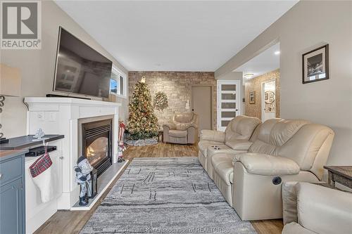 371 Campus Parkway, Chatham, ON - Indoor Photo Showing Living Room With Fireplace