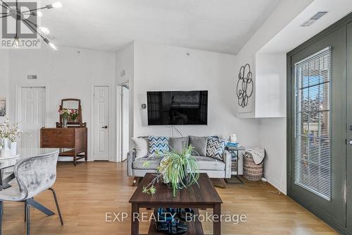 409 - 4005 Kilmer Drive, Burlington, ON - Indoor Photo Showing Living Room