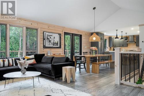 120 Confederation Drive, Chatsworth, ON - Indoor Photo Showing Living Room