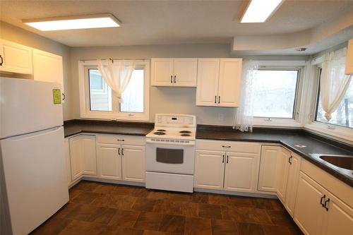 744 Cathedral Avenue, The Pas, MB - Indoor Photo Showing Kitchen