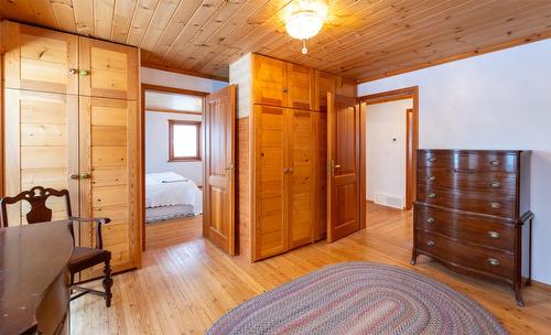 100 Lidstone Road, Salmon Arm, BC - Indoor Photo Showing Bedroom