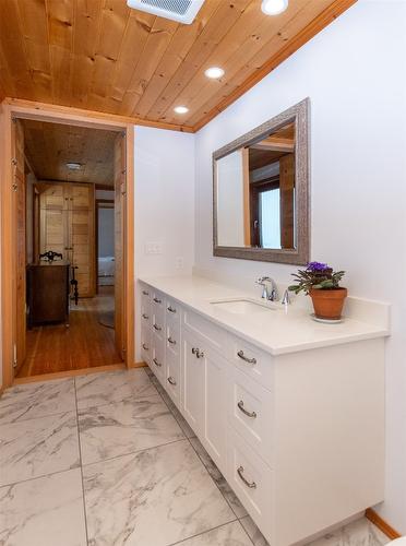 100 Lidstone Road, Salmon Arm, BC - Indoor Photo Showing Bathroom