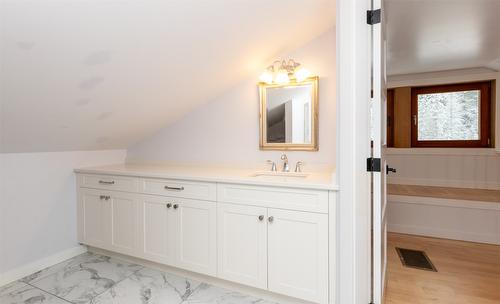 100 Lidstone Road, Salmon Arm, BC - Indoor Photo Showing Bathroom