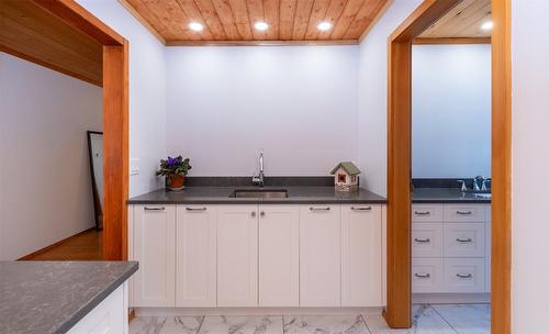 100 Lidstone Road, Salmon Arm, BC - Indoor Photo Showing Bathroom