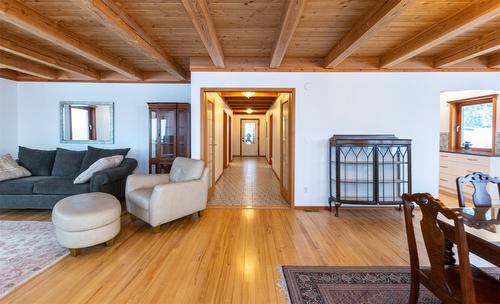 100 Lidstone Road, Salmon Arm, BC - Indoor Photo Showing Living Room