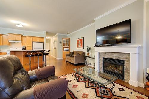 2171 Mimosa Drive, West Kelowna, BC - Indoor Photo Showing Living Room With Fireplace