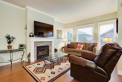 2171 Mimosa Drive, West Kelowna, BC - Indoor Photo Showing Living Room With Fireplace