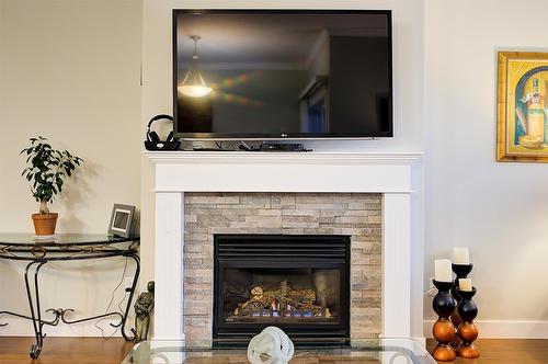 2171 Mimosa Drive, West Kelowna, BC - Indoor Photo Showing Living Room With Fireplace