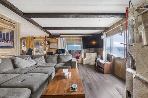 5341 75 Avenue, Salmon Arm, BC - Indoor Photo Showing Living Room