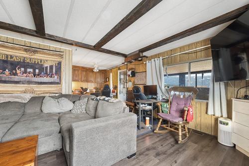 5341 75 Avenue, Salmon Arm, BC - Indoor Photo Showing Living Room