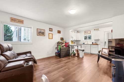 5341 75 Avenue, Salmon Arm, BC - Indoor Photo Showing Living Room