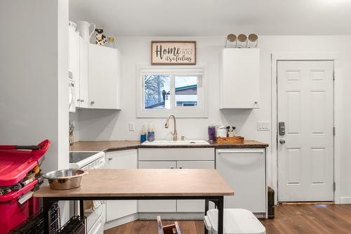 5341 75 Avenue, Salmon Arm, BC - Indoor Photo Showing Kitchen