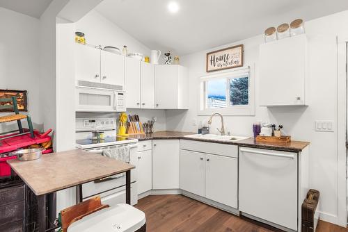 5341 75 Avenue, Salmon Arm, BC - Indoor Photo Showing Kitchen