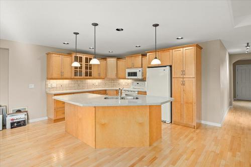 46-2365 Stillingfleet Road, Kelowna, BC - Indoor Photo Showing Kitchen With Double Sink