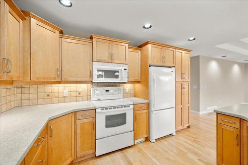 46-2365 Stillingfleet Road, Kelowna, BC - Indoor Photo Showing Kitchen